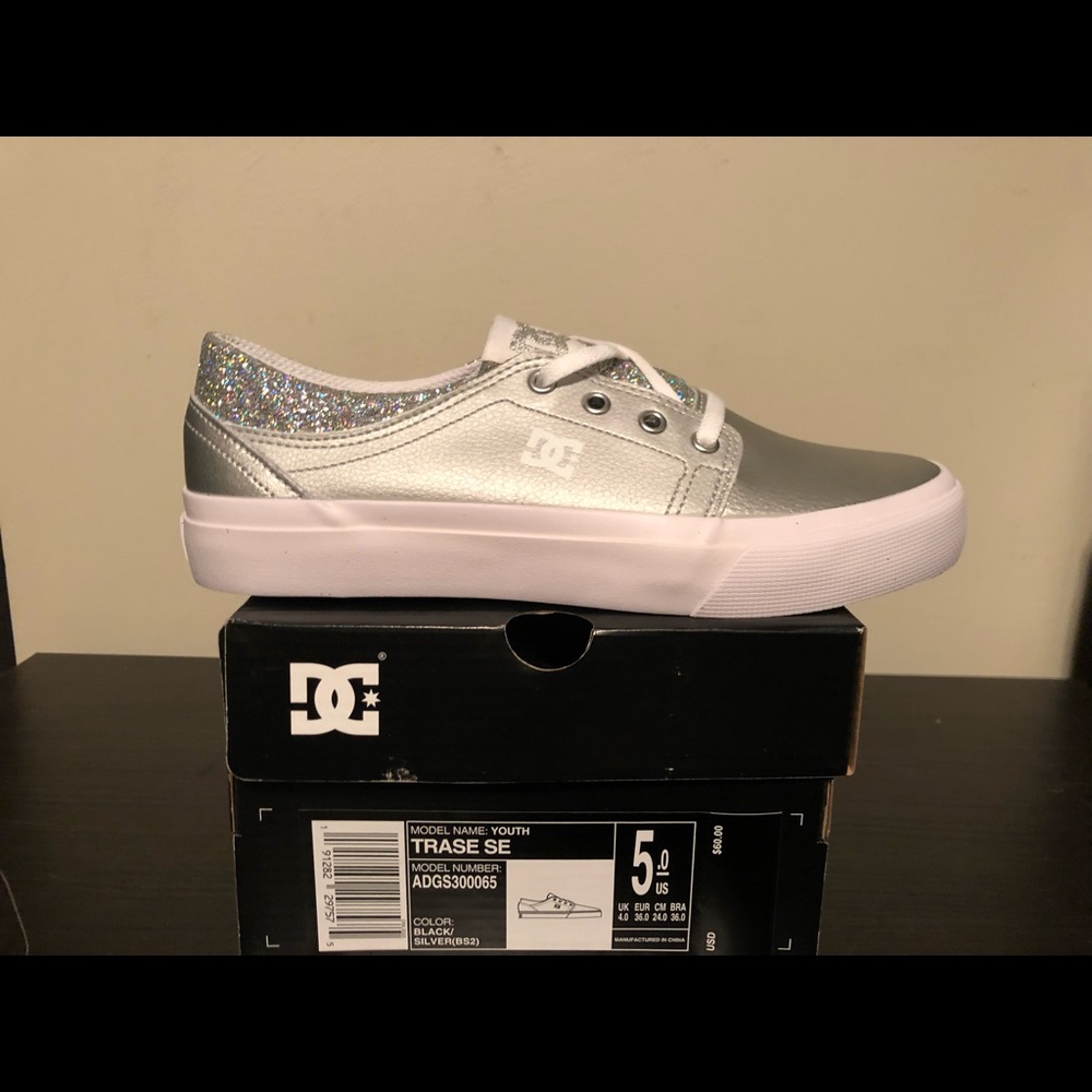 DC Trase Youth Size 5 New in Box